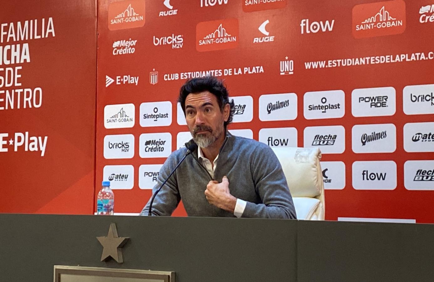 Imagen Eduardo Domínguez desmintió los rumores sobre su salida de Estudiantes. @Lavozalbirroja.