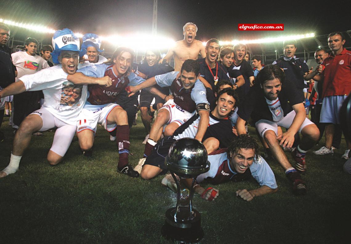 Imagen Para el álbum dorado del Arse. Diciembre 5, cancha de Racing: todo el plantel adorando la Copa, merecido premio para los héroes de Sarandí.