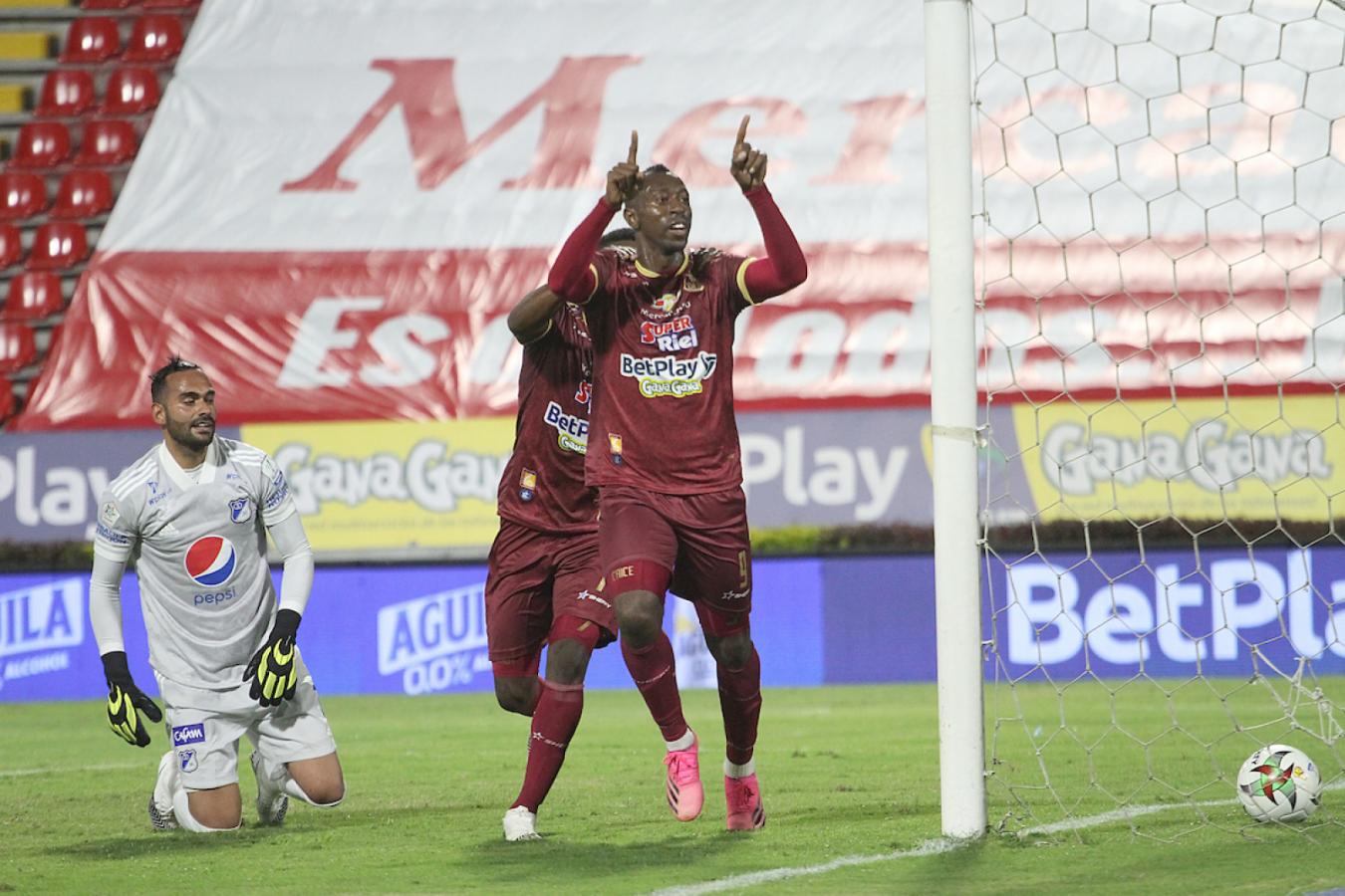 Juan Fernando Caicedo, delantero con pasado en Independiente, celebra la apertura del marcador. Foto: @Dimayor