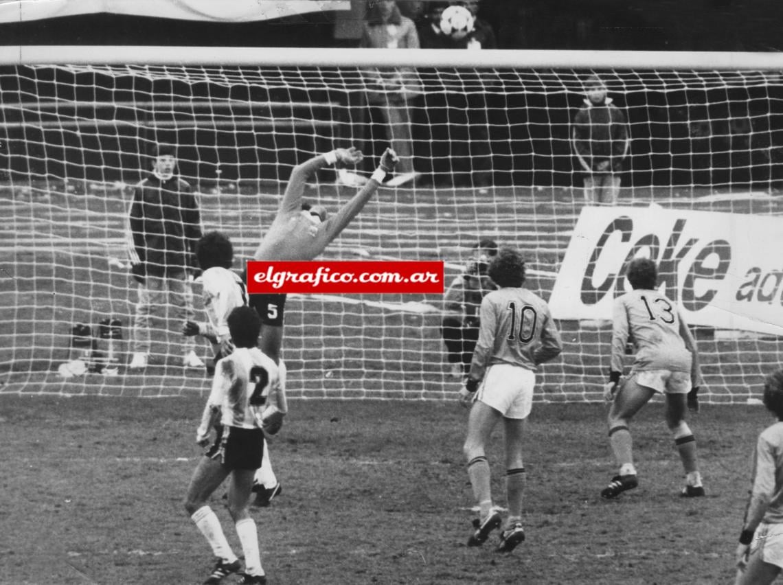 Imagen Una postal del mejor Pato: volando en la final del Mundial 78, ante un fuerte disparo de Rep.