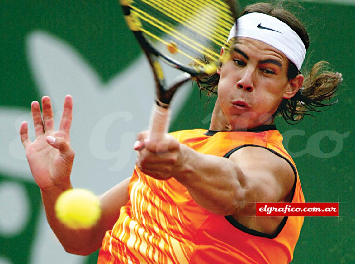 Imagen Parece mentira, pero el gran enemigo de Roger Federer es tan derecho como el propio número uno del mundo. Sin embargo, Rafa Nadal es tan talentoso que, a los cuatro años, le daba lo mismo jugar con cualquier mano. Eligió la izquierda, en una decisión que avalaría la ciencia.
