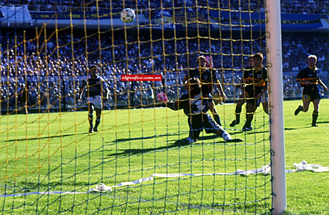 Imagen Luego de dos goles de Guillermo Barros Schelotto, Albornoz anota el tercero del Lobo.