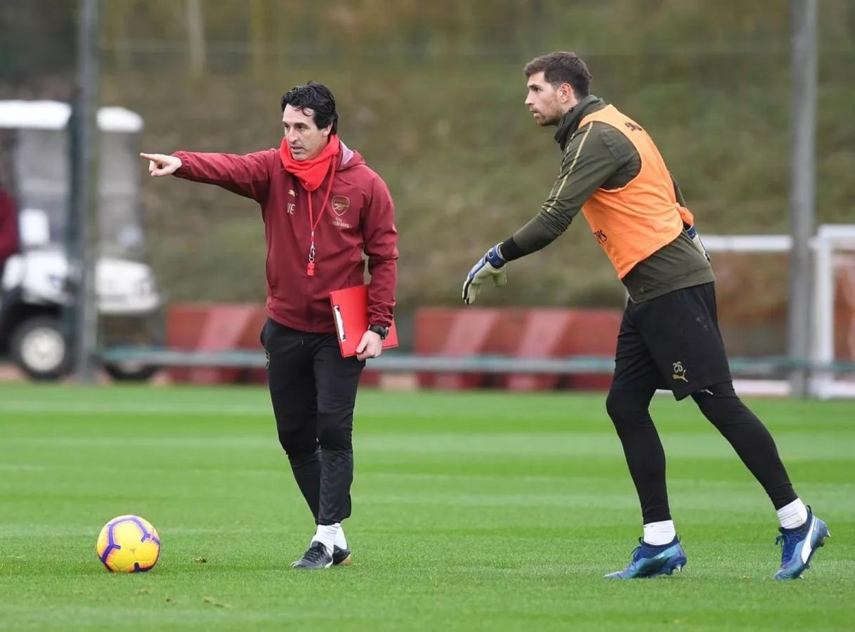 Imagen Unai Emery conoce a Dibu Martínez desde la época de Arsenal. Foto: Getty