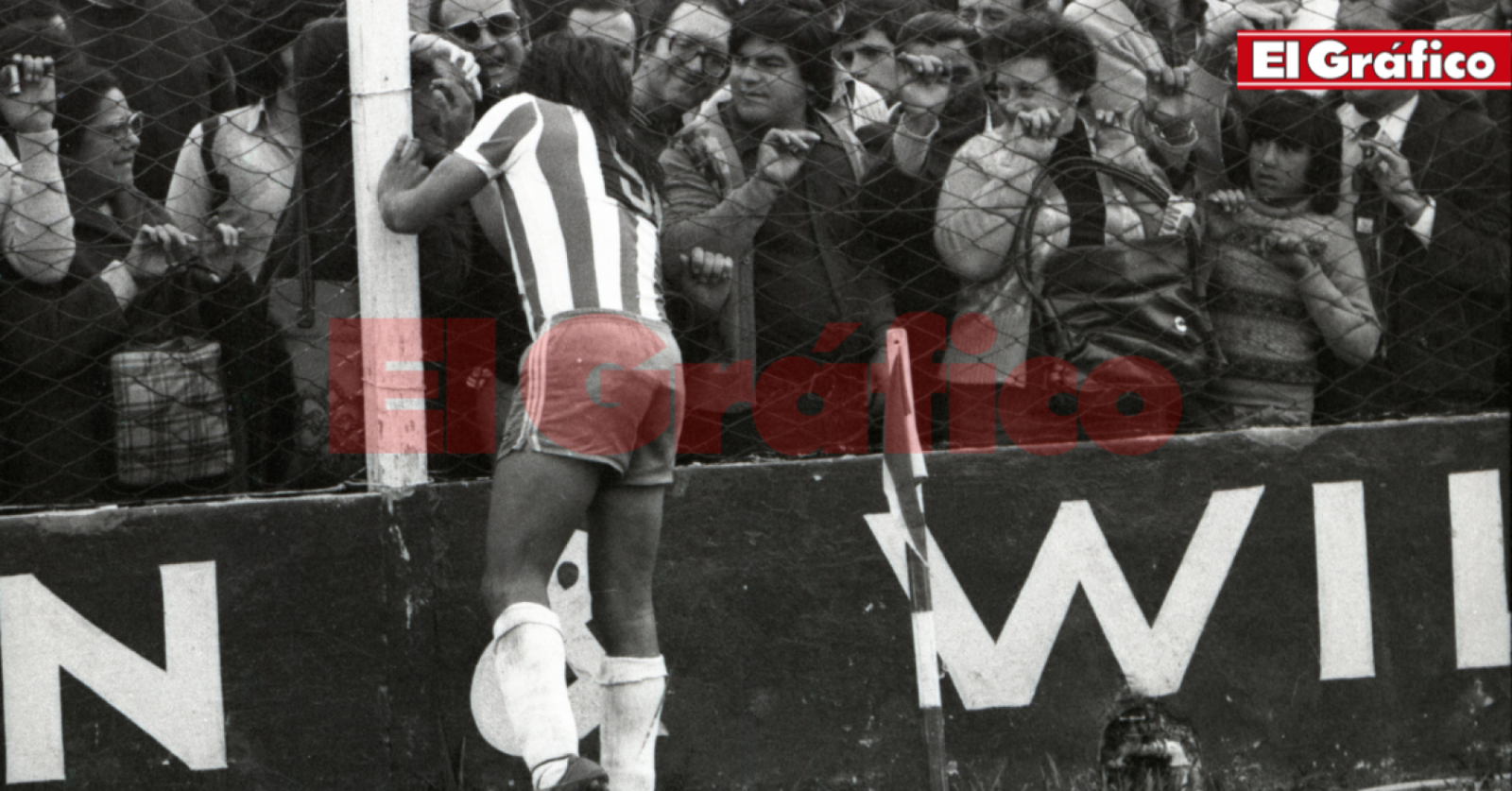 Imagen Una imagen curiosa: Ludueña saludando a un hincha de Argentinos Juniors.