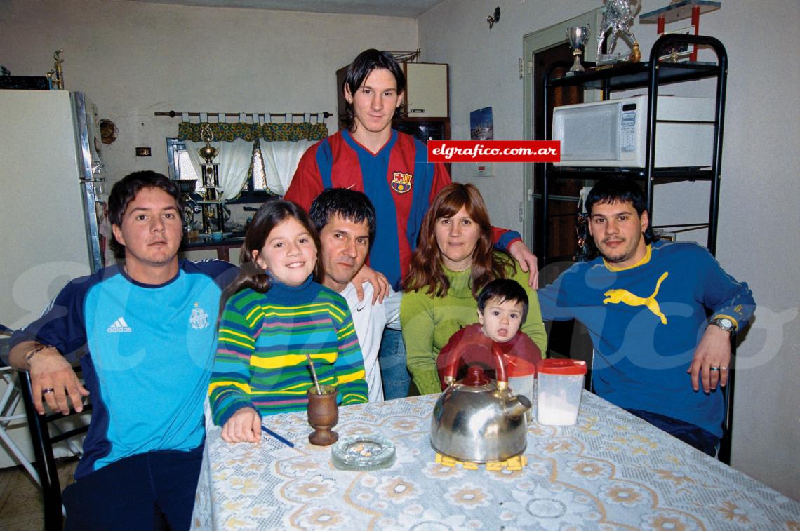 Imagen Messi en familia. Su hermano Rodrigo, su hermana María Sol, papá Jorge, mamá Celia, el sobrinito Tomás y el otro hermano, Matías.