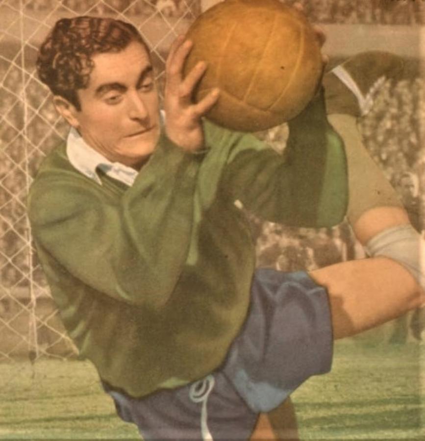 Imagen Jugó en River (1945-1968) y Millonarios, de Colombia (1969-1970). En la Selección jugó 20 partidos entre 1954 y 1964. Fue titular en el Mundial de Suecia y en la Copa de las Naciones.