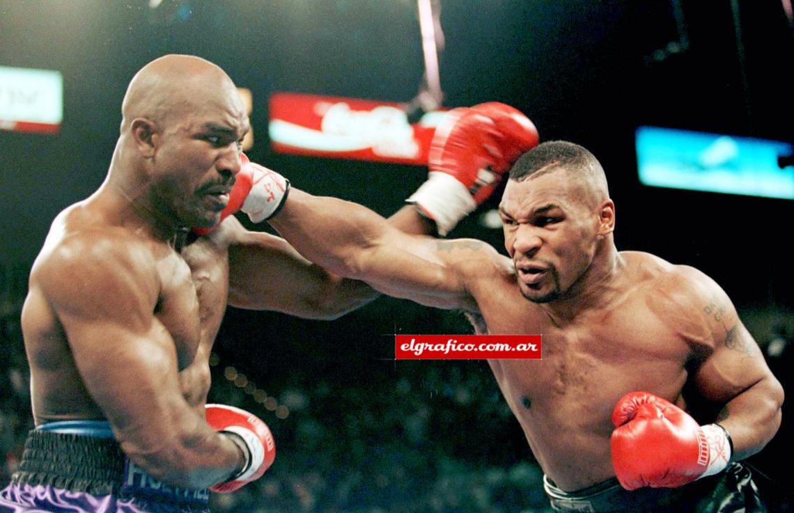 Toda la potencia de Iron Mike en el rostro de Holyfield. Iron Mike era el favorito.