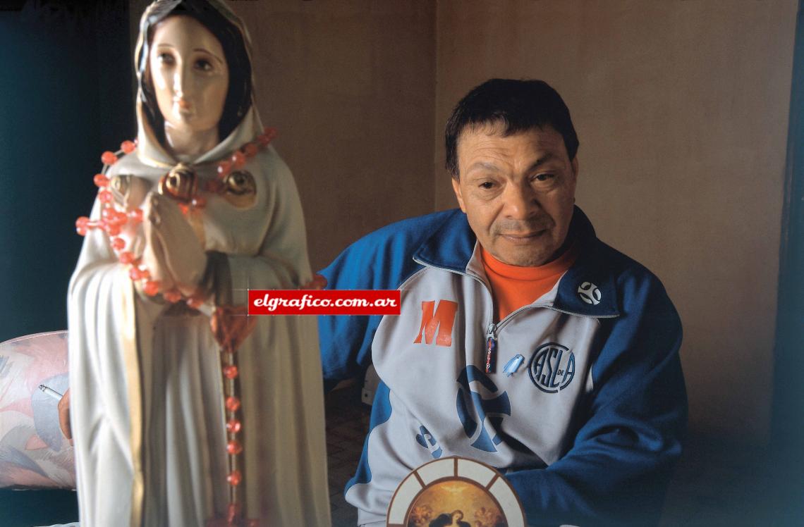 Imagen Trabajando en San Lorenzo, siempre con la Vírgen acompañándolo.