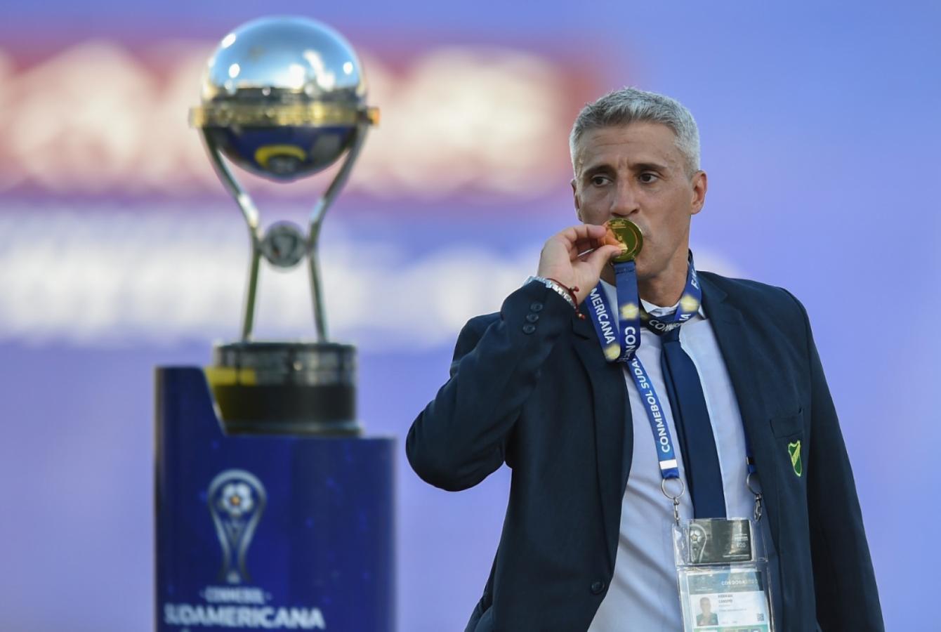 Imagen El padre de la criatura besa la medalla de campeón. Brillante lo de Hernán Crespo, a quien le espera una carrera muy prometedora como entrenador. Foto: Marcelo Endelli (POOL / AFP)