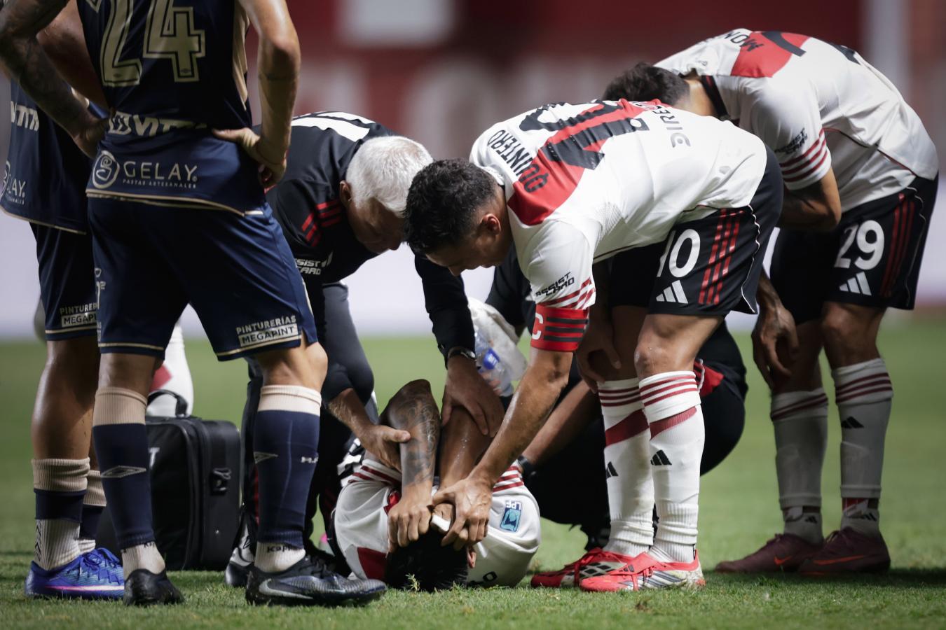Imagen Portillo se agarra la cabeza y se retuerce del dolor. Sabía de la gravedad de su lesión al instante. Fotobaires.