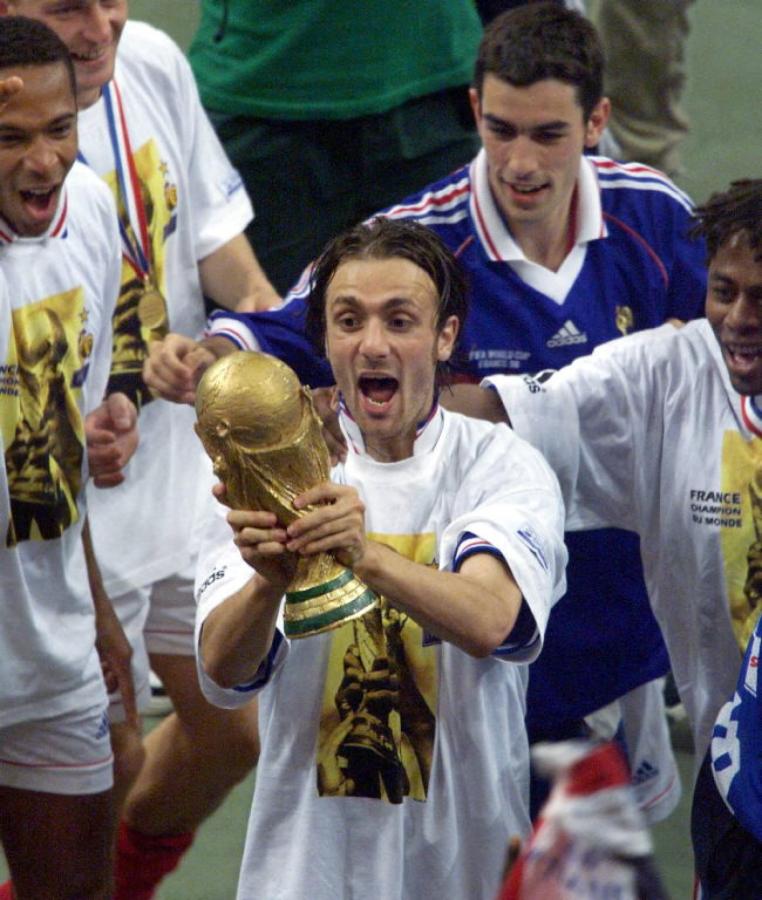 Imagen Dugarry admira la Copa del Mundo tras golear a Brasil en la final de Francia 1998. Foto: AFP