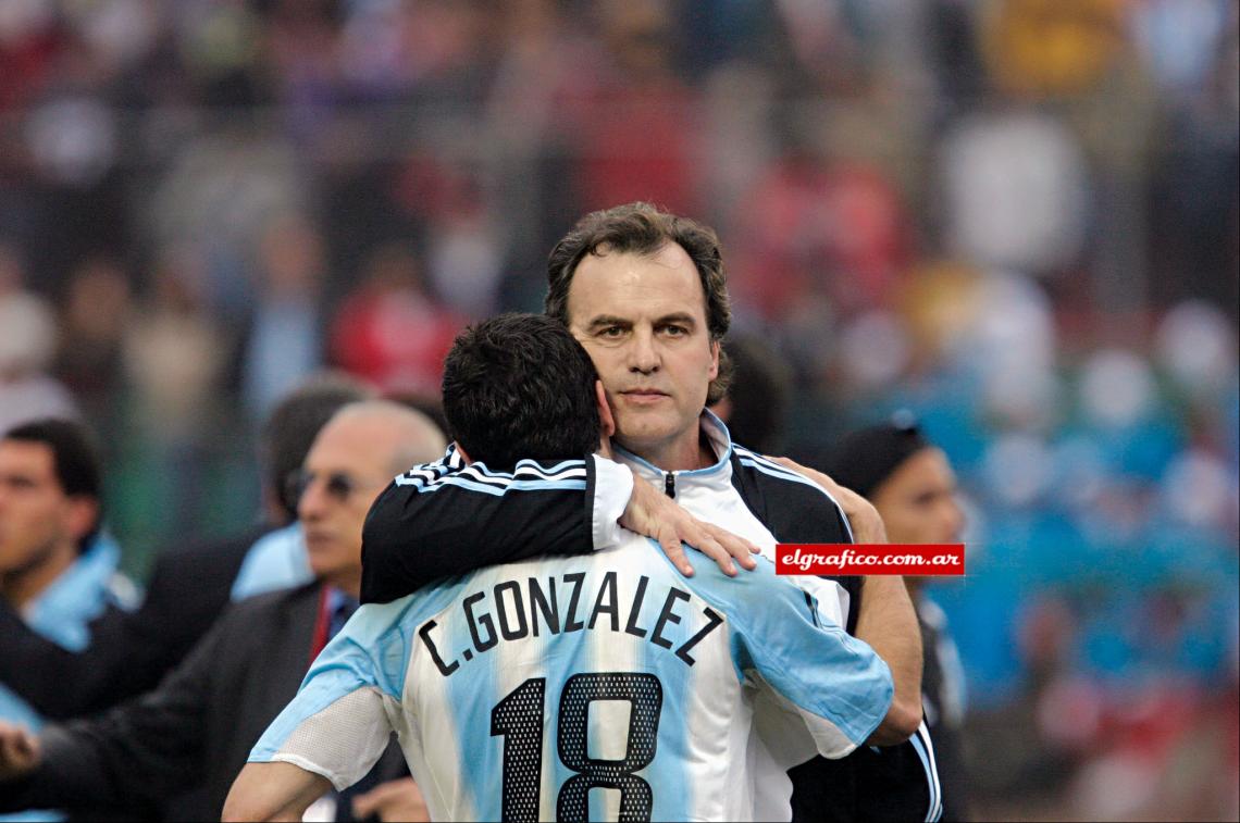 El consuelo de Bielsa tras la increíble derrota con Brasil la final de la Copa América 04.