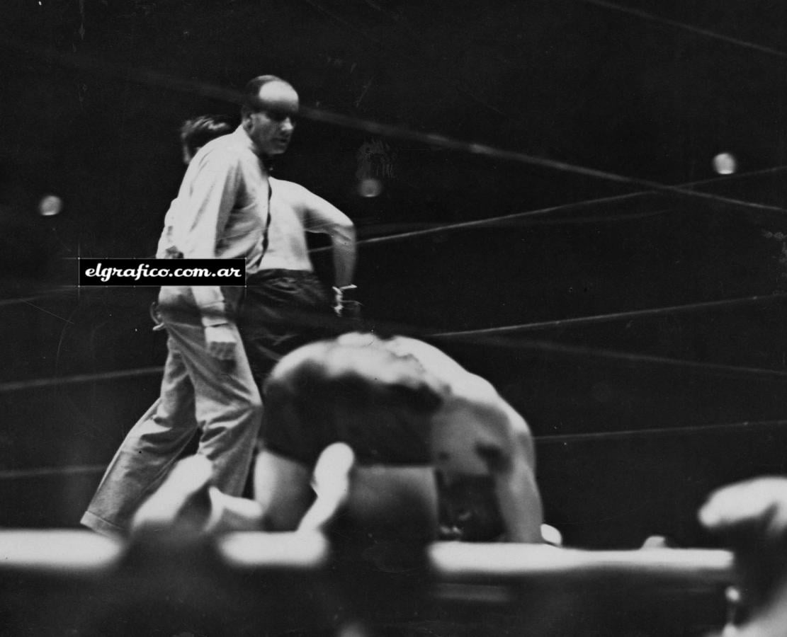 Imagen Max Schmeling cuando cayó por un golpe bajo que le aplicó Sharkey, "el especialista". Esa vez, en 1930, se le adjudicó el triunfo al alentáis, declarándolo campeón del inundo. Hasta ahora no se ha podido legislar con claridad sobre el golpe bajo.