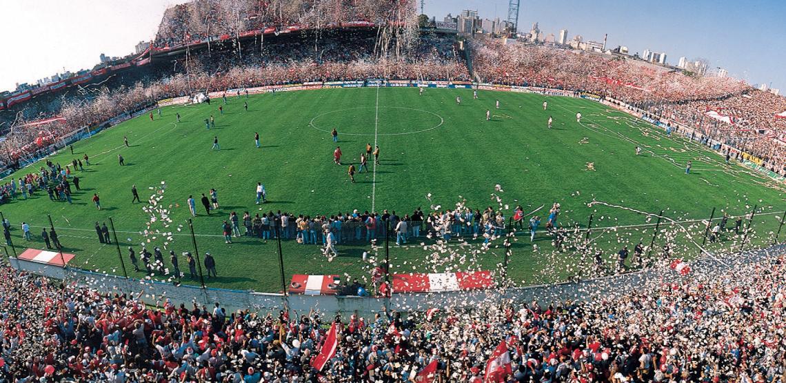 La Doble Visera explota. Cambiasso surgió de Independiente, club del cual es cantante es hincha.