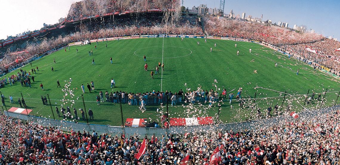 Imagen La Doble Visera explota. Cambiasso surgió de Independiente, club del cual es cantante es hincha.