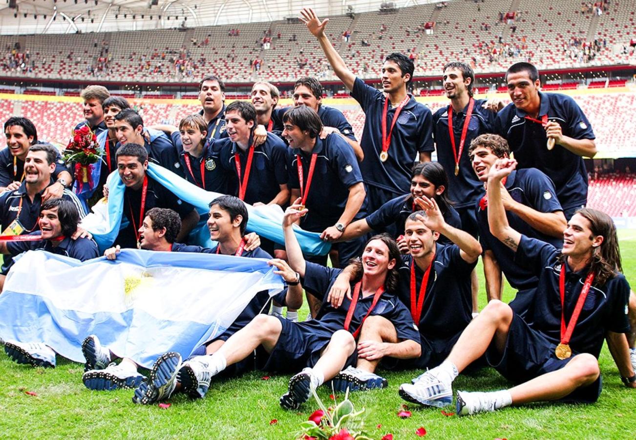 Imagen Mascherano abraza a Messi tras conseguir el oro olímpico en Beijing 2008.