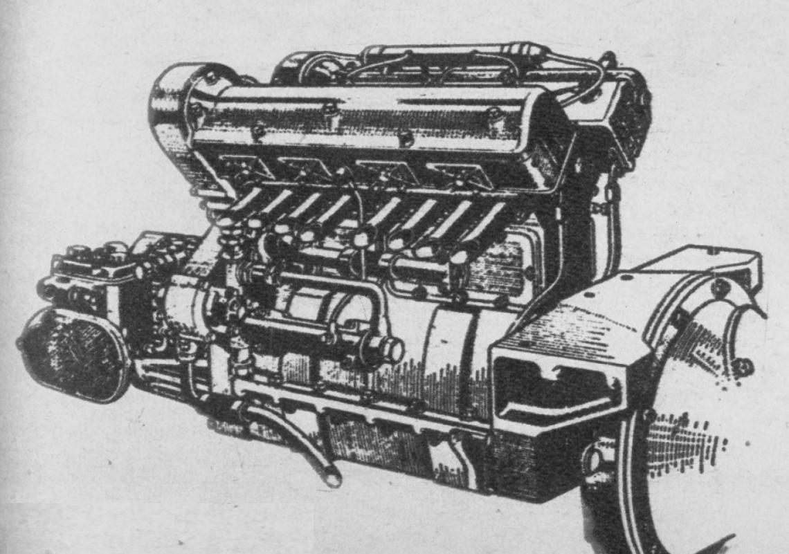 He aquí el motor de la Maserati cuyos cuatro cilindros tienen el mismo recorrido de pistón que de diámetro e alcanza las ocho mil revoluciones por minuto. Posee cuatro válvulas por cilindro y dos árboles de levas en cabeza con una bula para cada cilindro. Al más alto régimen obtiene una potencia de 220 caballos de fuerza.