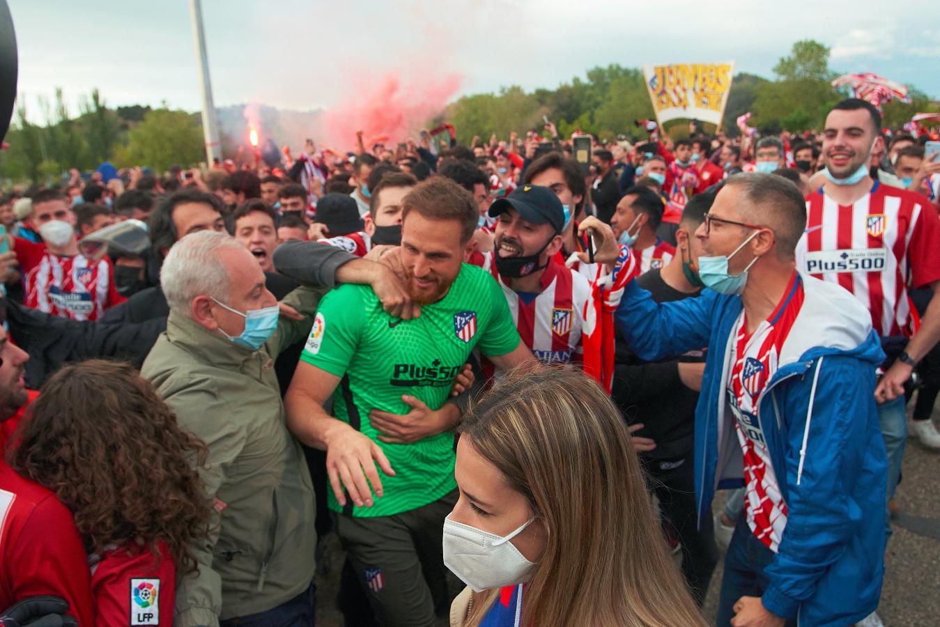 Imagen Festejos con barbijos en el título de 2021 durante la pandemia.