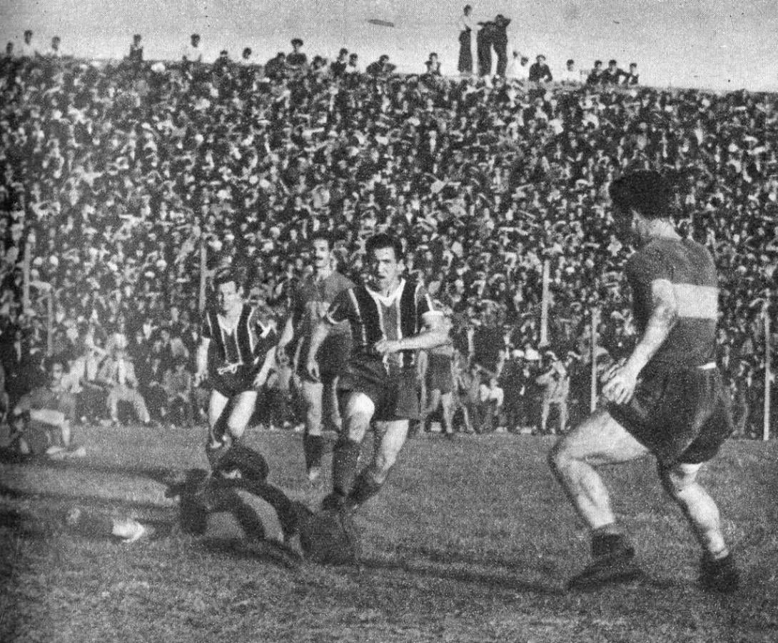 Imagen La jugada previa al tercer gol de los locales. Originada en una falla de Dezorzi, creó una confusión que en definitiva aprovechó Campana para mandar la pelota a la red. En cinco minutos se amontonaron los acontecimientos. Y de 2 a 1 el score saltó hasta 5.