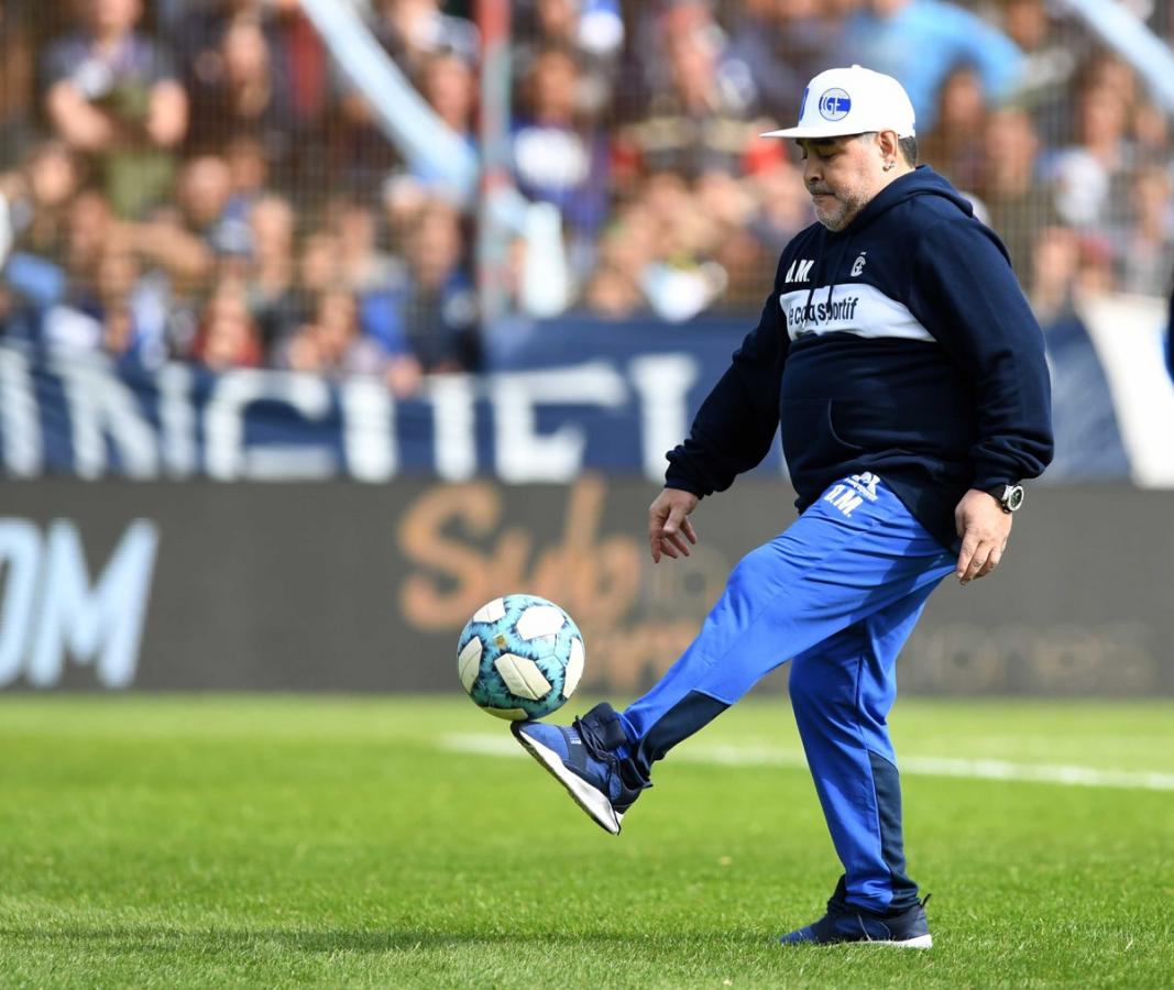 Imagen No puede con su genio. No importa el dolor de rodilla ni nada, Maradona ve una pelota y tiene que ponerse a jugar.