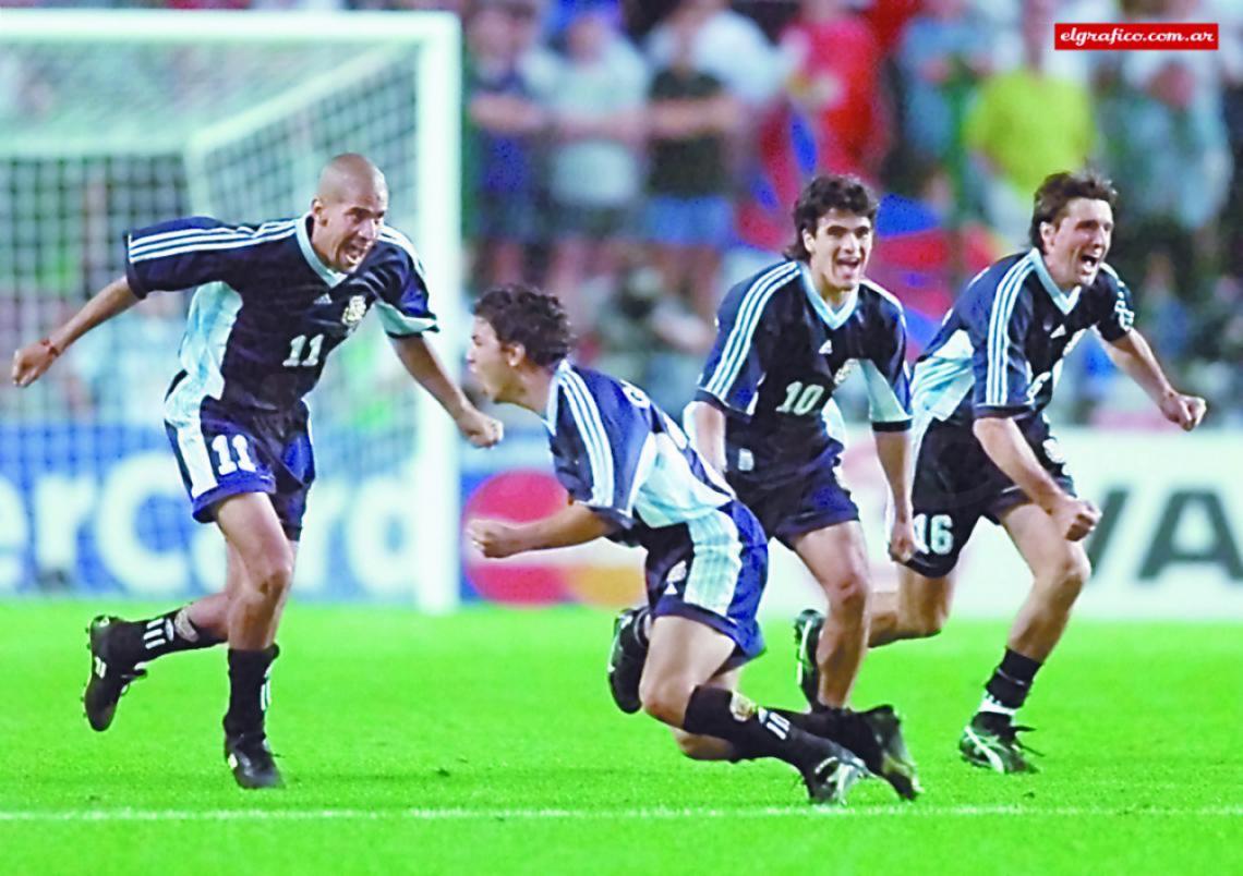 Imagen Mundial Francia 1998. El Muñeco junto a Verón, Ortega y Berti comienzan el festejo tras ganarle a Inglaterra por penales “En el 98 fui con muchas expectativas, pero como me había curado un desgarro sobre la hora no podía entrenar todos los días y casi no jugué”.