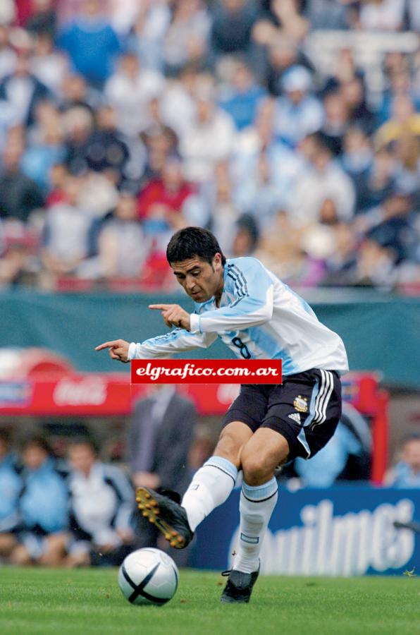 Imagen Director de orquesta. Román se transformó en el eje del equipo desde el mismo inicio de la era Pekerman, contra Uruguay (4-2).