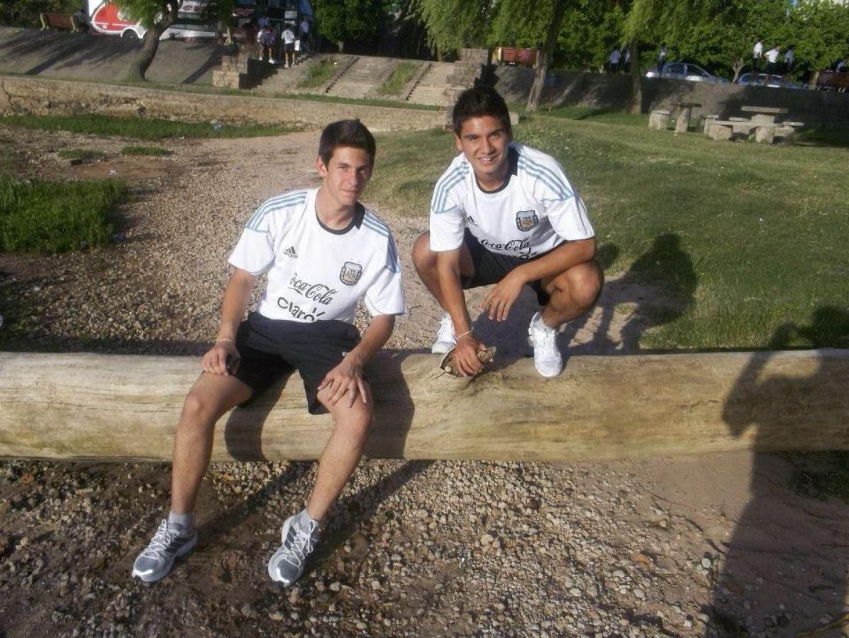 Imagen En la Selección Argentina con Augusto Batalla, compañero de la categoría 96 en River y amigo de la vida (IG: @zacamoran)