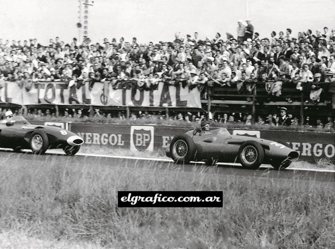 Historia pura. Al mando de una Maserati 250F, el Chueco –perseguido por Stirling Moss– compite por última vez.