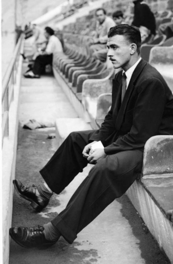 Imagen 1946.Alfredo Di Stéfano, a los 20 años, en cancha de Huracán viendo un partido preliminar. Ese año River lo cedió a préstamo al Globito de Parque Patricios.