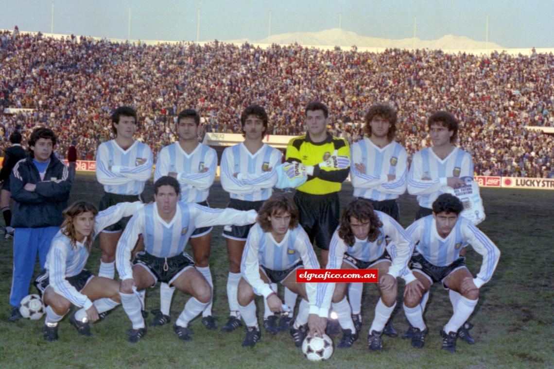 Imagen ARGENTINA. Arriba: Basualdo, Altamirano, S.Vázquez, Goycochea, Franco, Ruggeri. Abajo: Caniggia, Simeone, Batistuta, L. Rodríguez, Astrada.