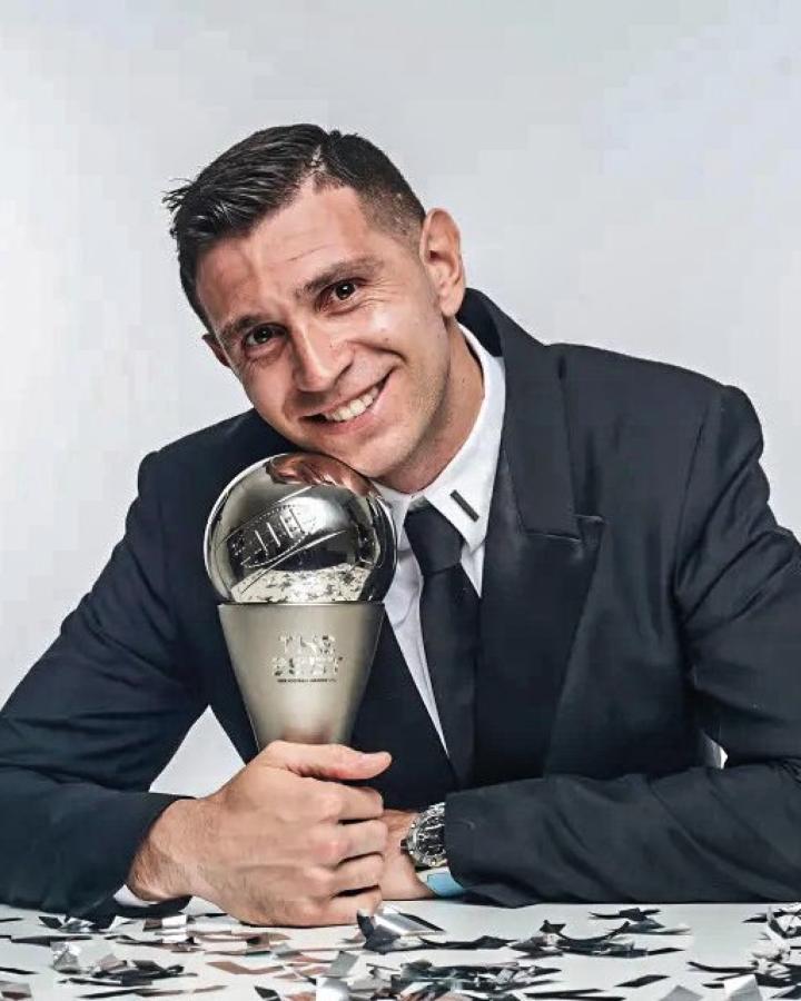 Imagen Dibu Martínez va por su tercer Premio The Best.