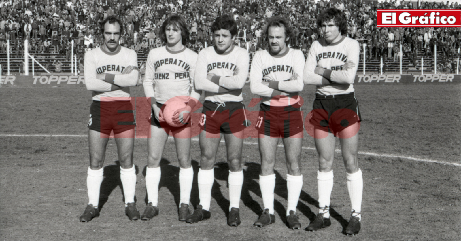 Imagen Jugadores de Estudiantes de Buenos Aires con su primer auspiciante