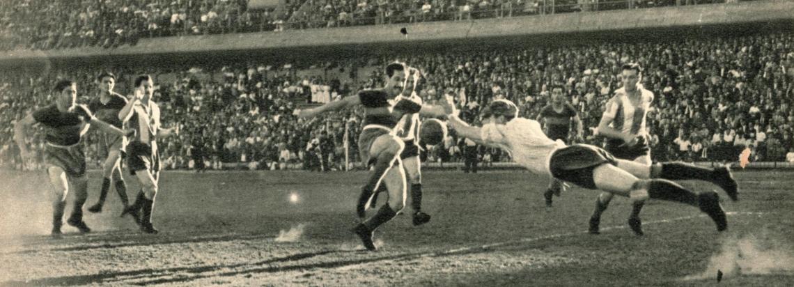 Imagen El arquero Rodríguez pierde la pelota y Ferraro la alcanzará para mandarla a la red. El árbitro lo anuló.