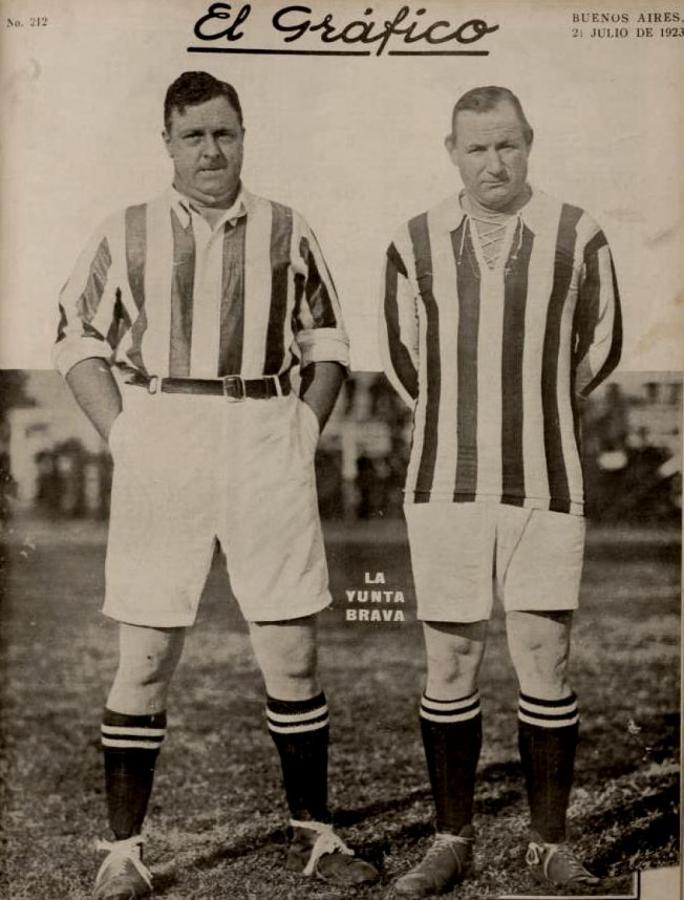 Imagen LA YUNTA BRAVA. Ya retirados de la Primera División, posan para la tapa de El Gráfico los hermanos Juan y su hermano Jorge Gibson Brown, cuando disputaban con la casaca del disuelto Alumni, el torneo de 1923 de veteranos en la denominada Liga de los Sábados.