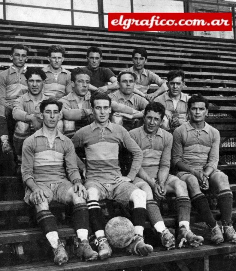 Imagen La "muchachada" de Boca y otros equipos que formaron parte de la gira de 1925 de los xeneizes por Europa, posan para El Gráfico.
