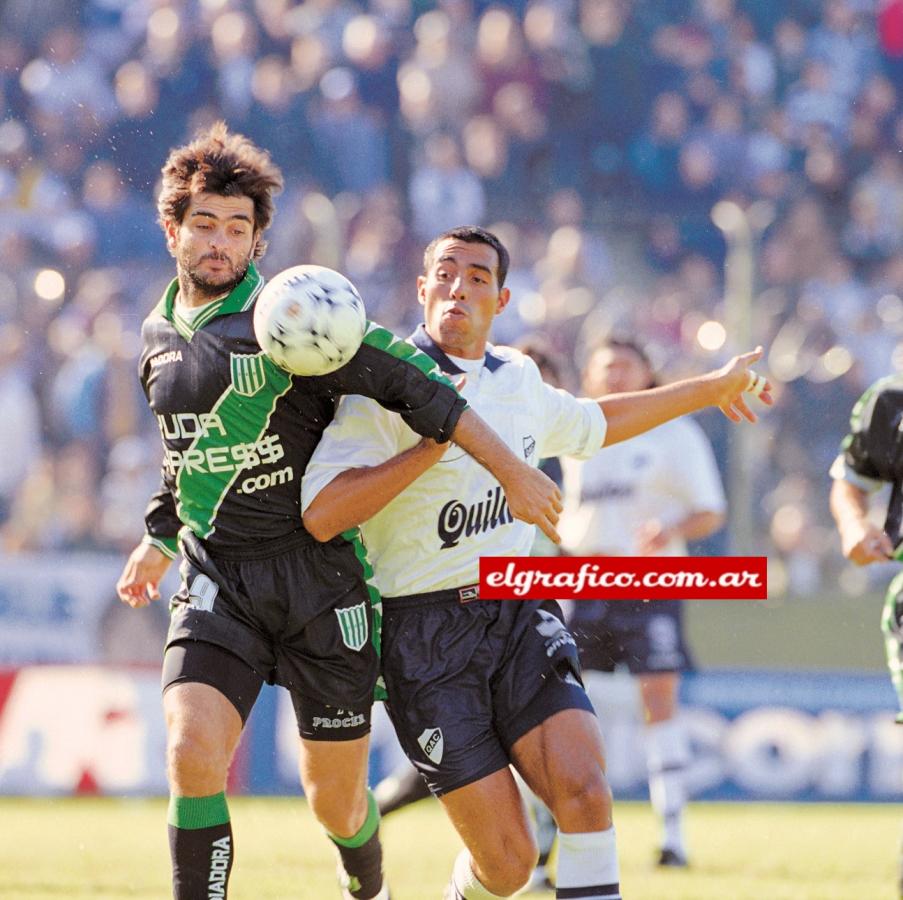 Imagen Forestello, autor del cuarto gol, le gana a Pagés. El delantero hizo 7 goles en toda la campaña. 
