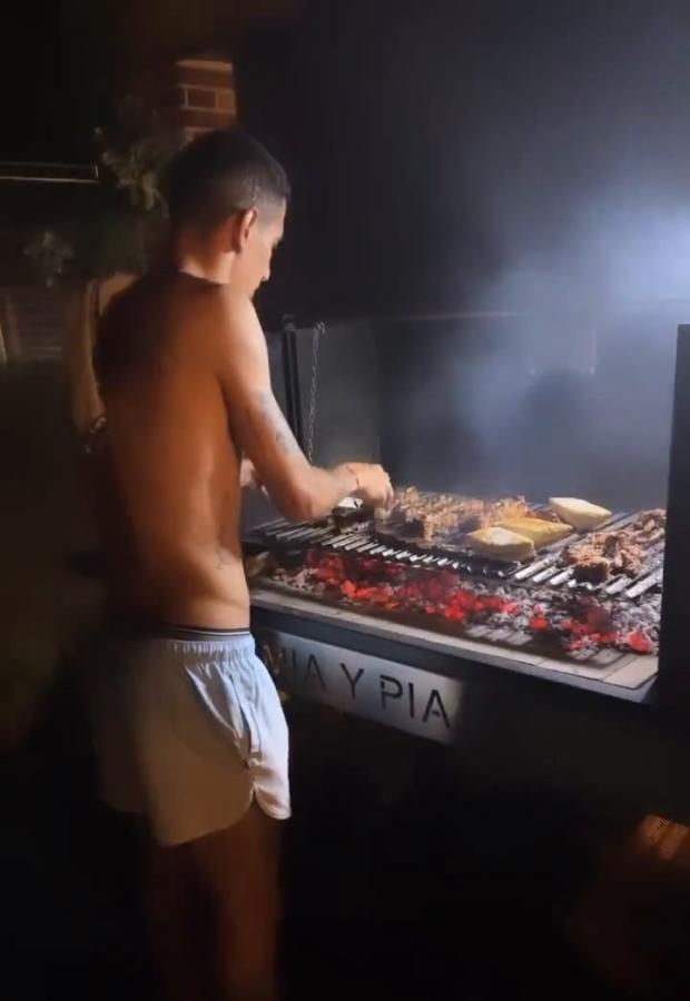 Imagen Di María reveló sus dotes como asador y chef.