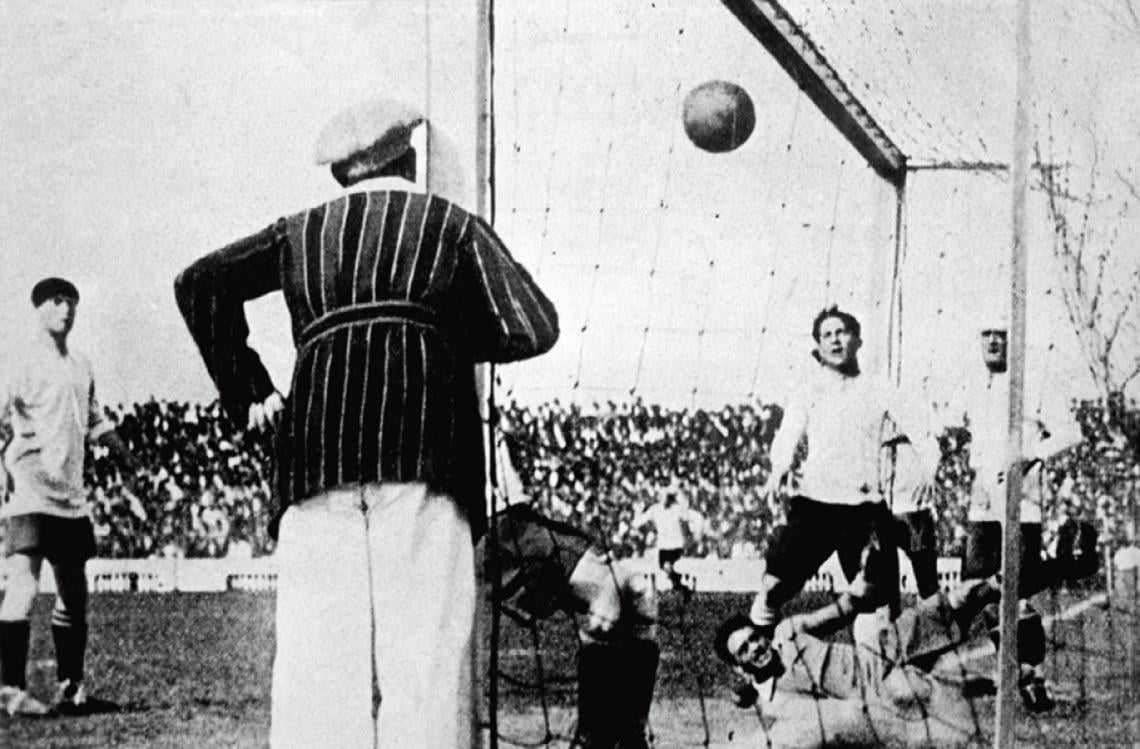 Imagen El primer "gol olímpico" obtenido de tiro de esquina directo y así denominado por haber sido ante los olímpicos uruguayos en 1924 en el field de Sportivo Barracas y ejecutado por Cesáreo Onzari. "Nadie" faltó a ese partido. La trascendencia del mismo ha determinado tal cosa.