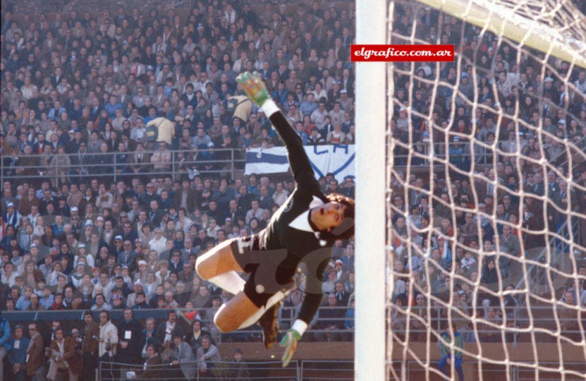 Imagen “Si la pelota va a superarme por alto. no tengo otra alternativa que tirar el manotazo con la derecha, que aparentemente sería la mano más alejada de la pelota; y esto es lo que pocos advierten: en ese momento, esa mano (cambiada) es la que está más alta en relación al cuerpo y por lo tanto es la única que puede alcanzar a desviar el remate”.