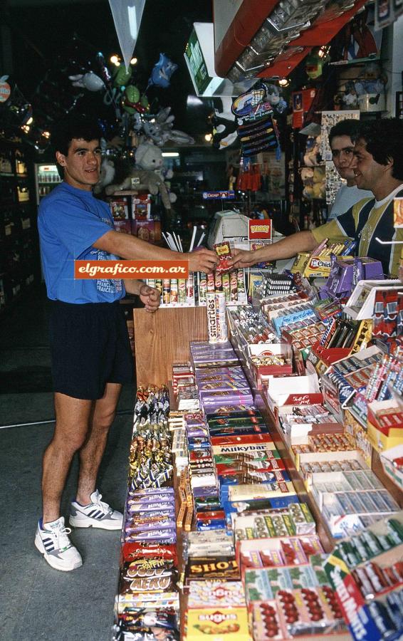 Imagen En la esquina de su casa compra golosinas y chocolates.