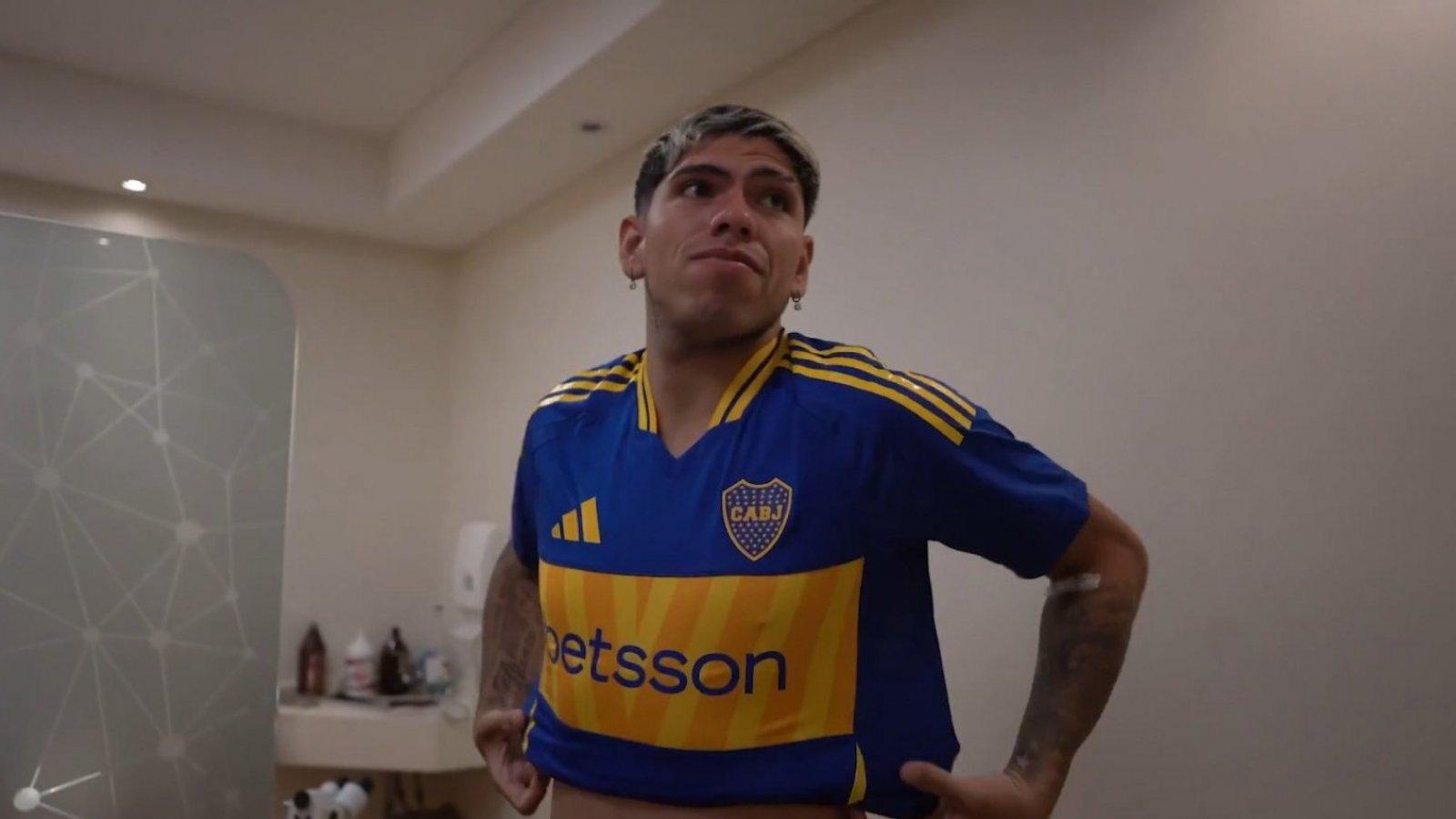 Imagen Carlos Palacios ya se puso la camiseta de Boca, club al que seguía desde chico. 
