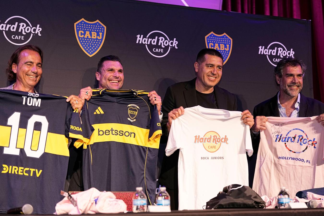 Imagen Riquelme anunció el arribo de Hard Rock a la Bombonera.