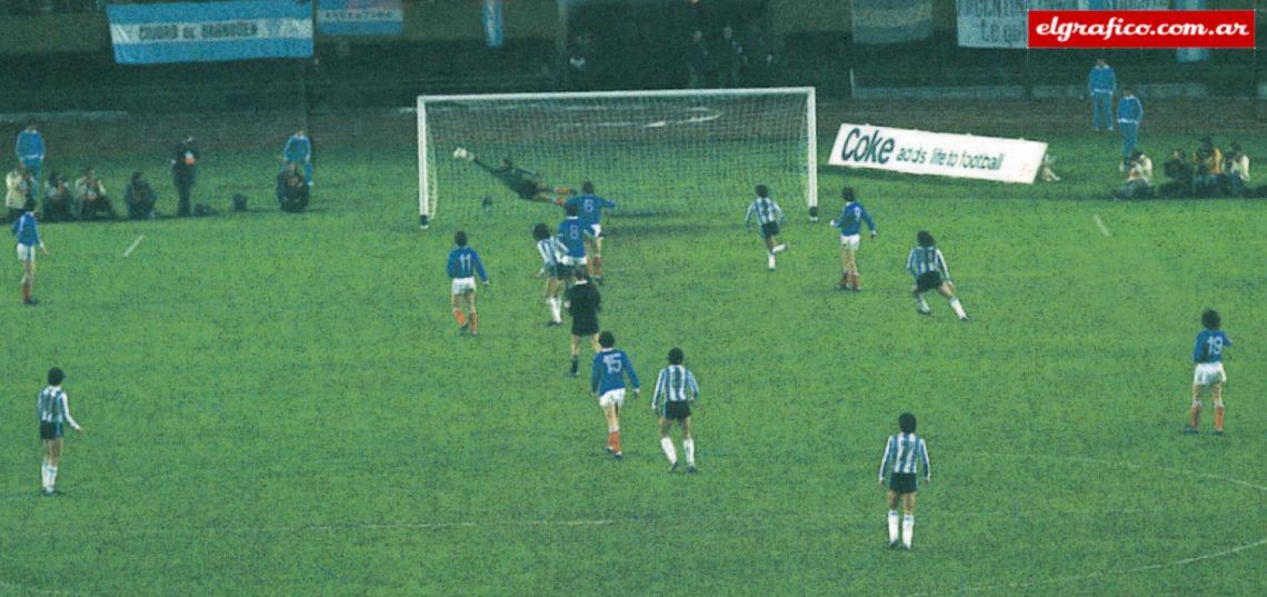 Imagen El misil de Luque para ganarle a Francia. Este es el momento que el bombazo de 25 metros de Luque está a punto de entrar en el arco galo, fue el 2 a 1 final. Leopoldo Luque fue sin dudas la figura de la Argentina en la 1ra rueda del Mundial 78.