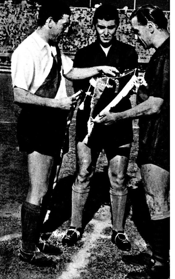 En Medellín, en 1956, nos reencontramos: Labruna por River Plate y yo por el Medellín. En ese partido me marcaba muy bien un chico, hijo de quien había sido mi compañero, bebé cuyo bautismo había presenciado: ¡Malazzo!
