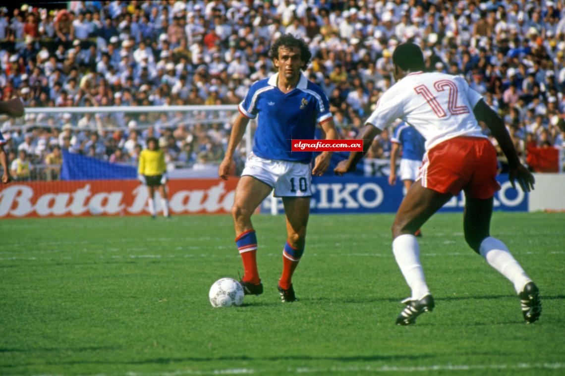 Imagen La cabeza levantada, la pelota asegurada contra el piso, la estampa del gran jugador enfrentando al canadiense Samuel.