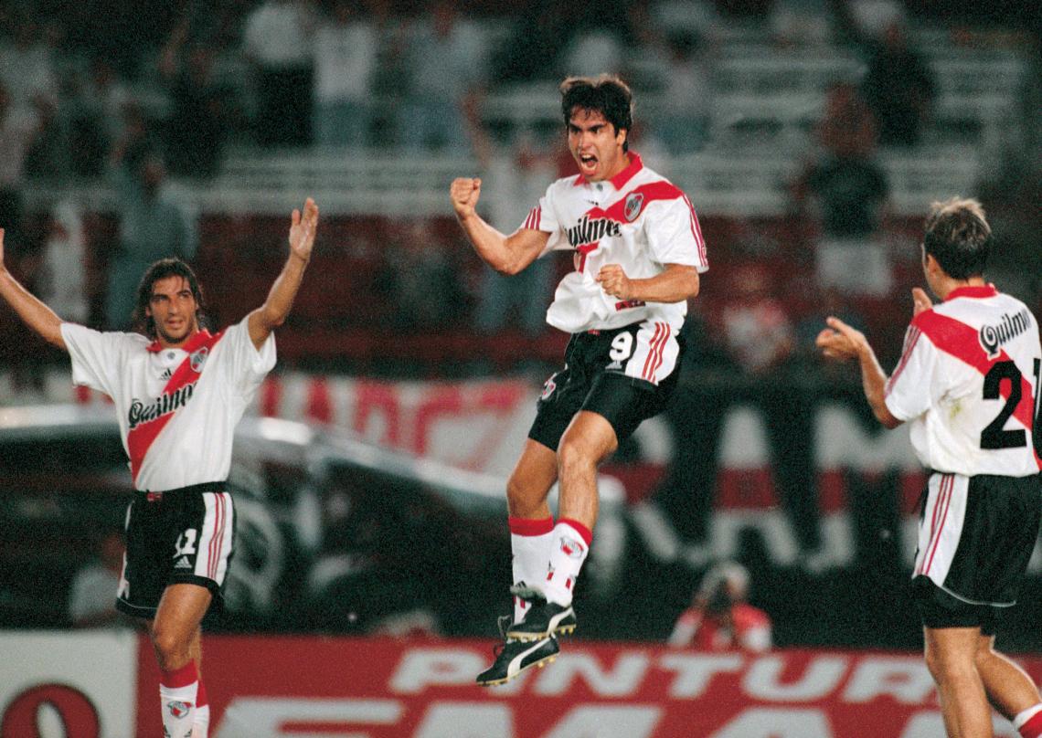 Imagen Festeja Angel, con el sabor que dan las revanchas. Lo bendicen Gancedo y Coudet. Fue en el 3-2 ante el Atlas, la noche perfecta de Juan Pablo.