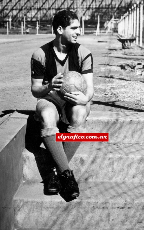Un afiche de los años Cuarenta. Mamucho Martino, en el viejo Gasómetro, con la pelota de cuero y los colores de San Lorenzo.