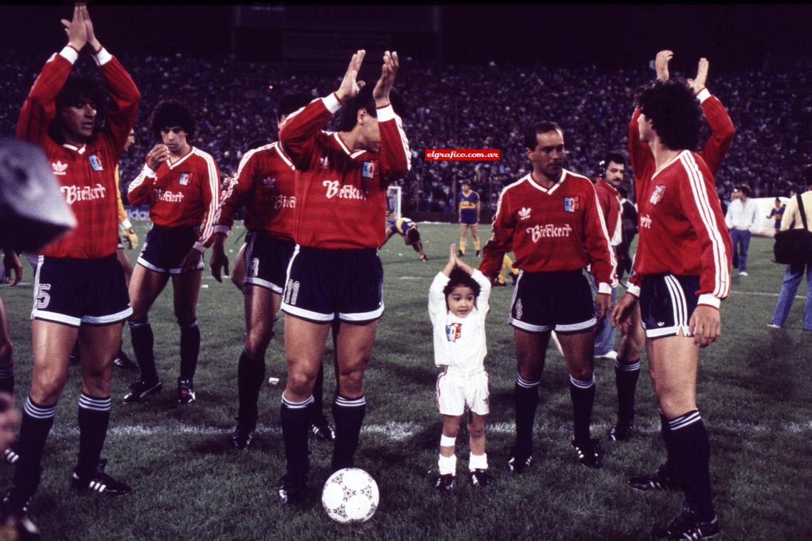 Ariel sale a la cancha. Lo rodean su papá y sus compañeros de Deportivo Español.