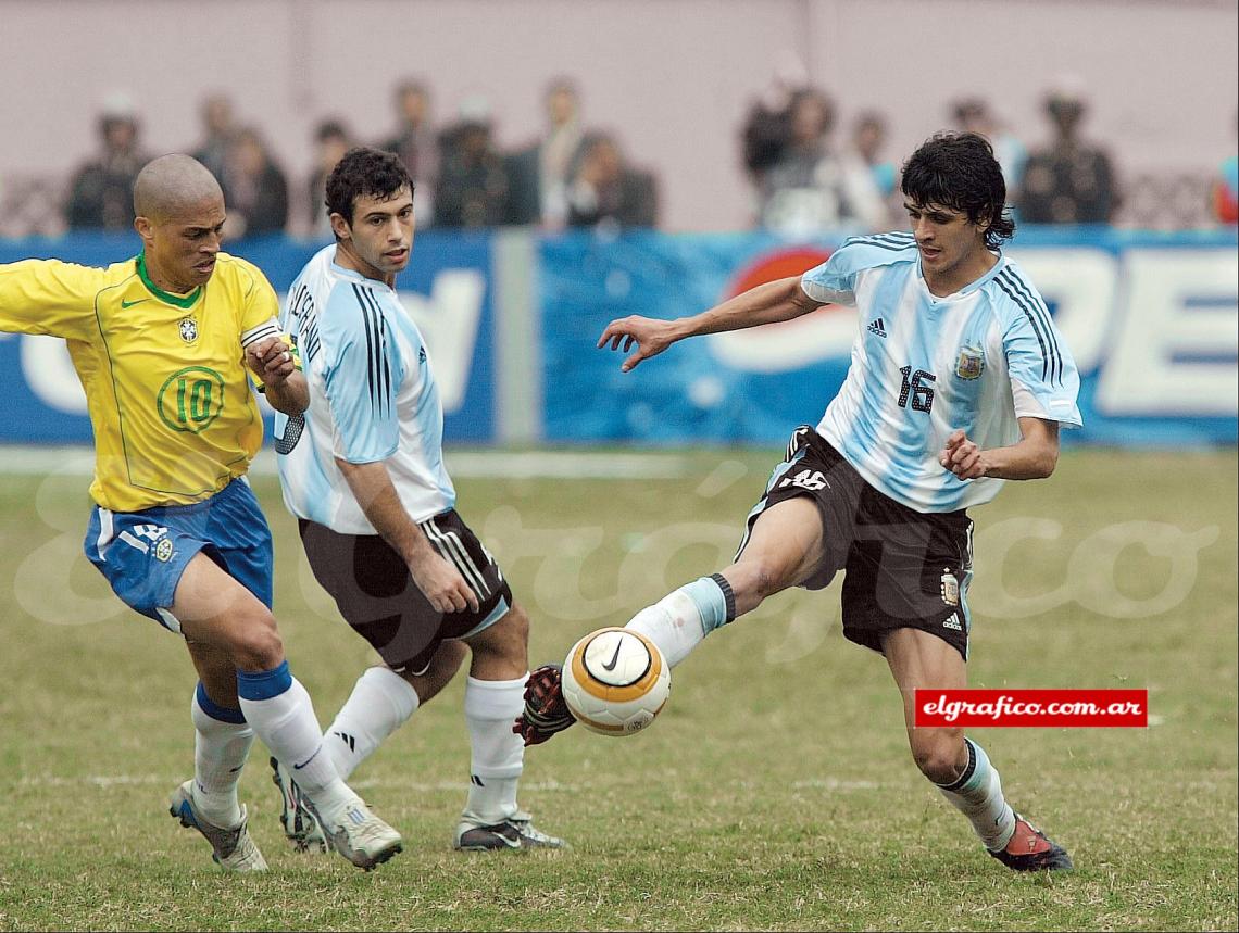 En la Copa América, con la camiseta de la Selección, enfrentando a Alex, de Brasil. Fueron figuras, y el título se escapó en el último segundo.