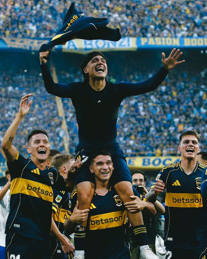 Imagen Changuito Zeballos, el héroe del superclásico, es llevado en andas tras la victoria.